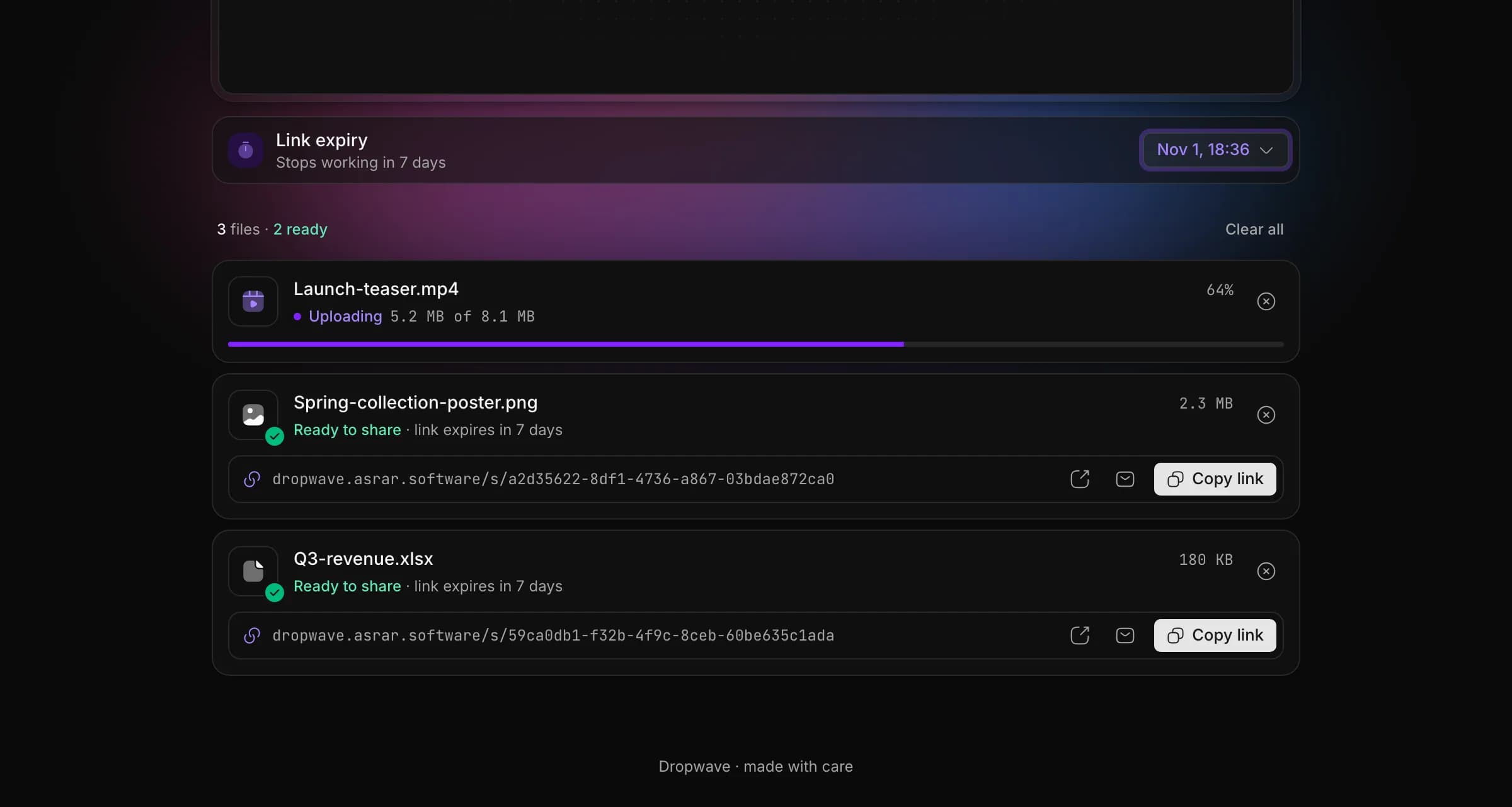 Trois fichiers partagés avec un lien qui expire dans 7 jours : une vidéo envoyée à 64 %, puis une affiche et un tableur prêts à être partagés, chacun avec son lien privé et des boutons pour l'ouvrir, l'envoyer par e-mail ou le copier.